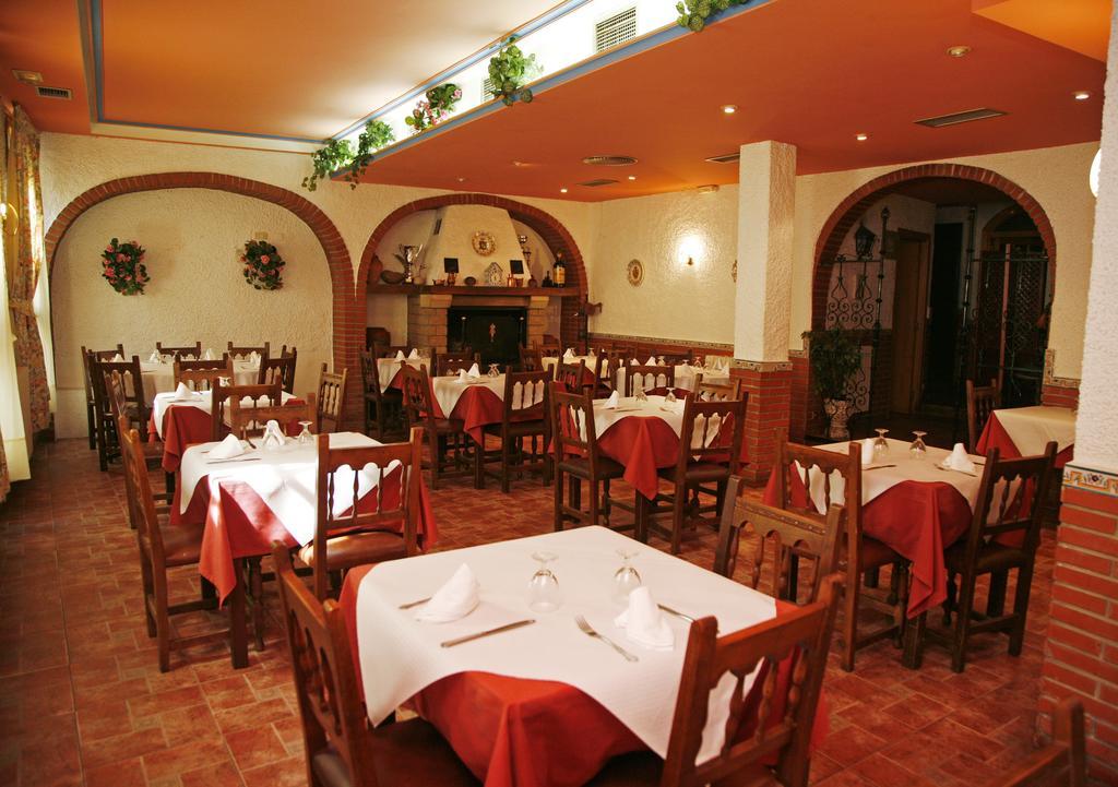 Hostal Cuatro Esquinas Ejea De Los Caballeros Exterior foto